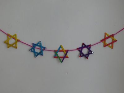 דוגמא ליצירה שרשרת מגני דוד ממקלות